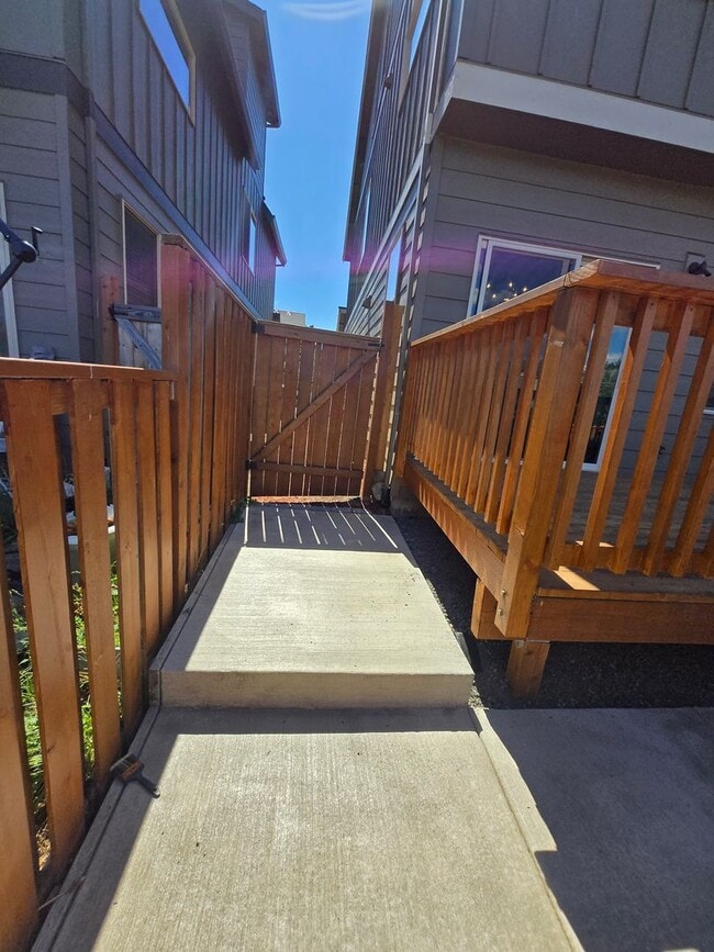 Building Photo - Terrific Orenco Station area 4 BR, 3.5 BA ...