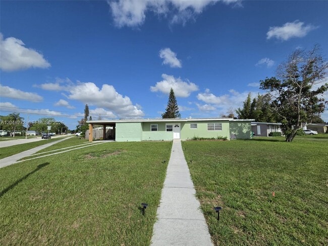 Building Photo - 305 SE Airoso Blvd