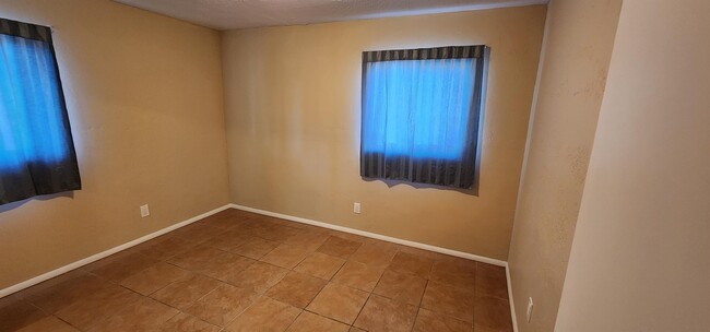 Building Photo - 2126 E Hidalgo Vista