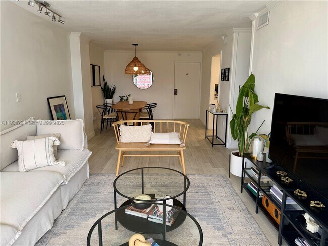 Building Photo - 1450 Brickell Bay Dr