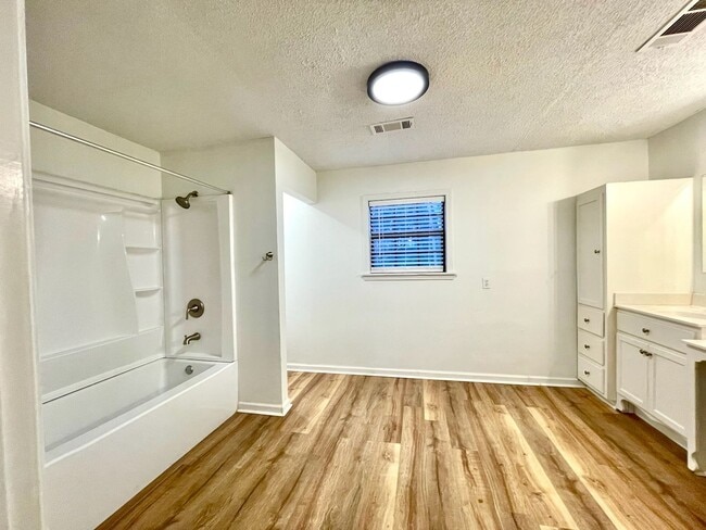 Building Photo - Large 4 Bedroom House