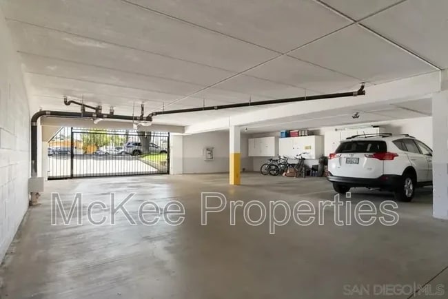 Building Photo - 516 E Ave