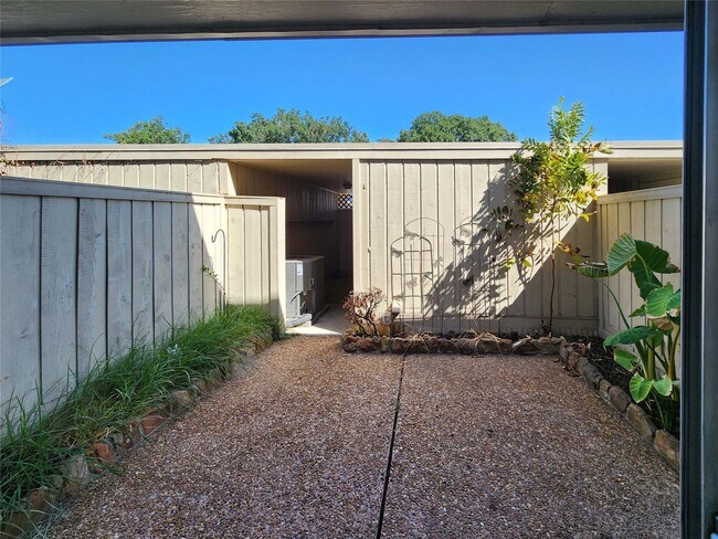 Building Photo - 6340 Chevy Chase Dr