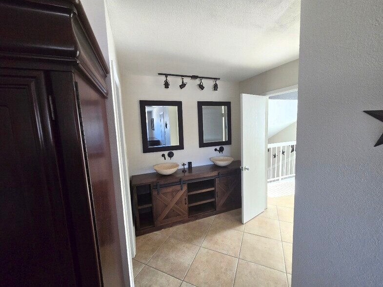 Building Photo - 7401 Sordello Dr