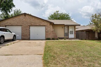 Building Photo - 3 Bed, 2 Bath Duplex in Midwest City, Ok 73110