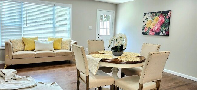 Building Photo - Charming 3 Bed 2.5 Bath Interior Townhome ...