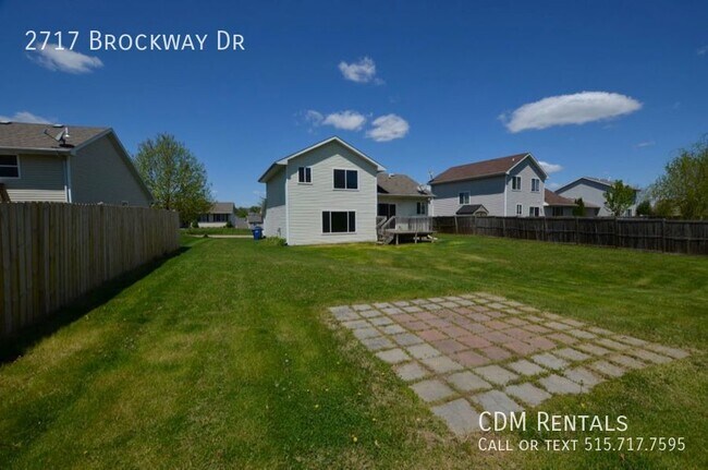 Building Photo - Huge DSM Split Level!