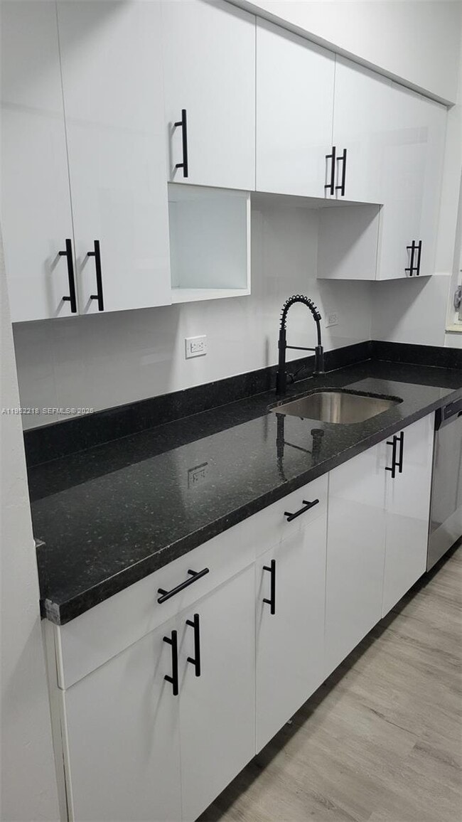 Building Photo - 2101 Normandy Dr