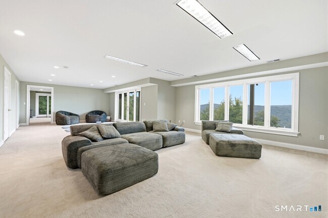 Building Photo - 12 Fox Run