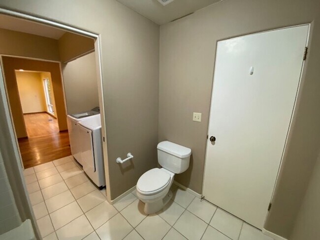 Building Photo - 835 17 Mile Dr