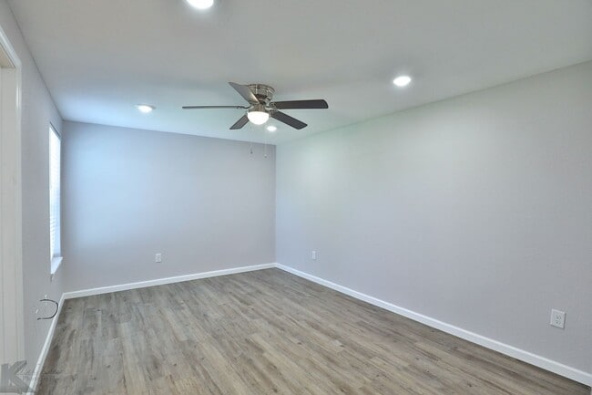 Building Photo - 3 bed, 2 bath, updated with all appliances provided!