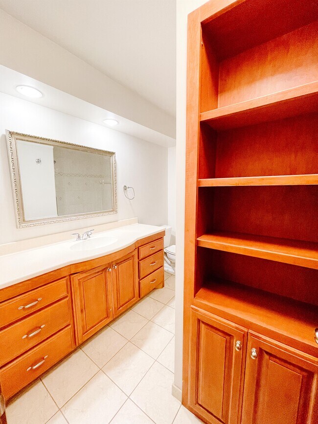 Building Photo - 1172 Highview Dr