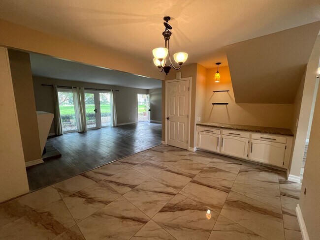 Building Photo - Spacious 3 Bedroom, 2.5 Bath Condo in a Beautiful Park-Like Community