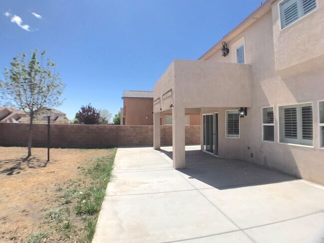 Building Photo - Don't Miss Out! Spacious 3 Bed, 2.5 Bath Home in Los Lunas – Open Layout & Prime Location