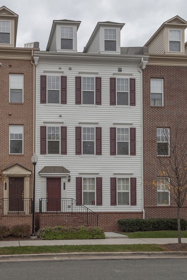 Primary Photo - Gorgeous Townhome/Great Location!