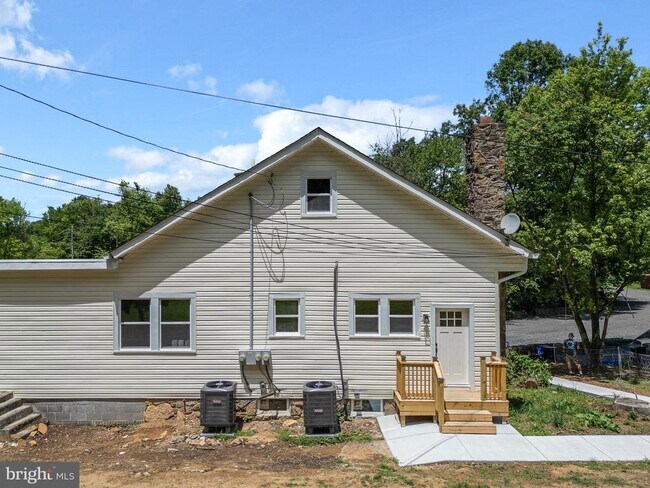 Building Photo - 71 Dreamland Park Dr