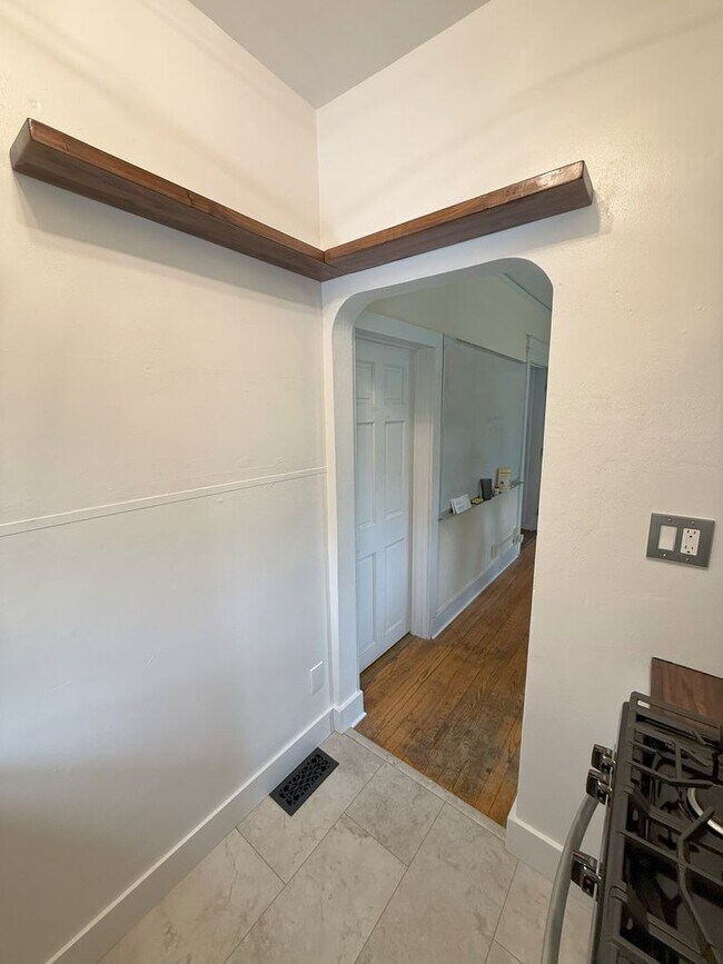 Building Photo - 104 Lathrop St