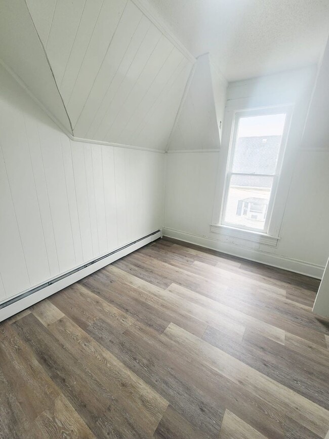 Building Photo - Fully Remodeled 5BR Home with 3-Car Garage...