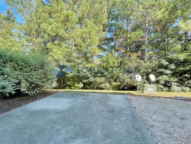 Building Photo - Spacious End-Unit Townhome with 2-Car Garage & Private Patio – Near Beaver Creek & Downtown Apex