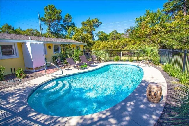 Building Photo - 244 Hilltop Dr