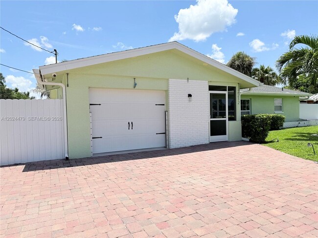 Building Photo - 2212 Club House Rd
