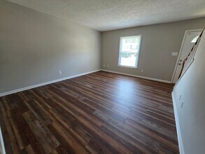 Building Photo - Move in Ready Townhouse l!