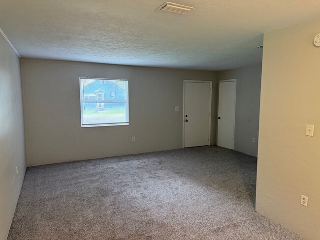 Building Photo - Cute 3/1 with Fenced Yard!