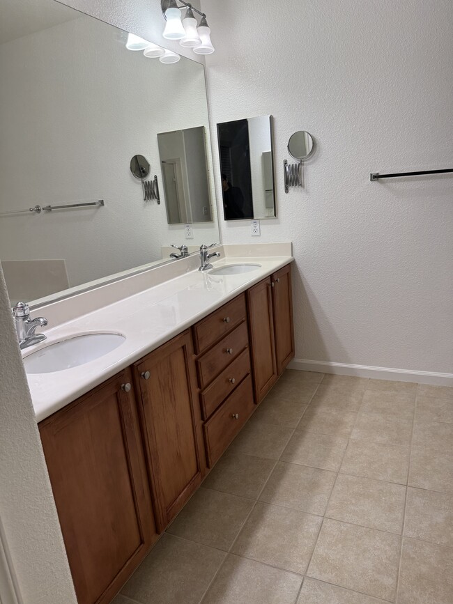 Building Photo - 2718 Holly St