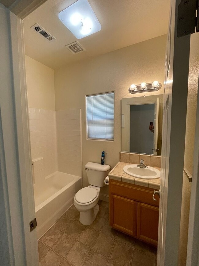 Building Photo - Spacious & Elegant 6-Bedroom, 3.5-Bath Hom...