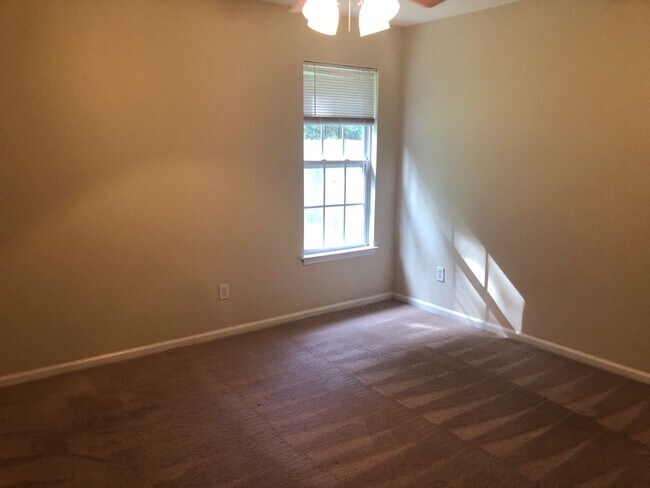 Building Photo - Single story ranch with 2 car attached gar...