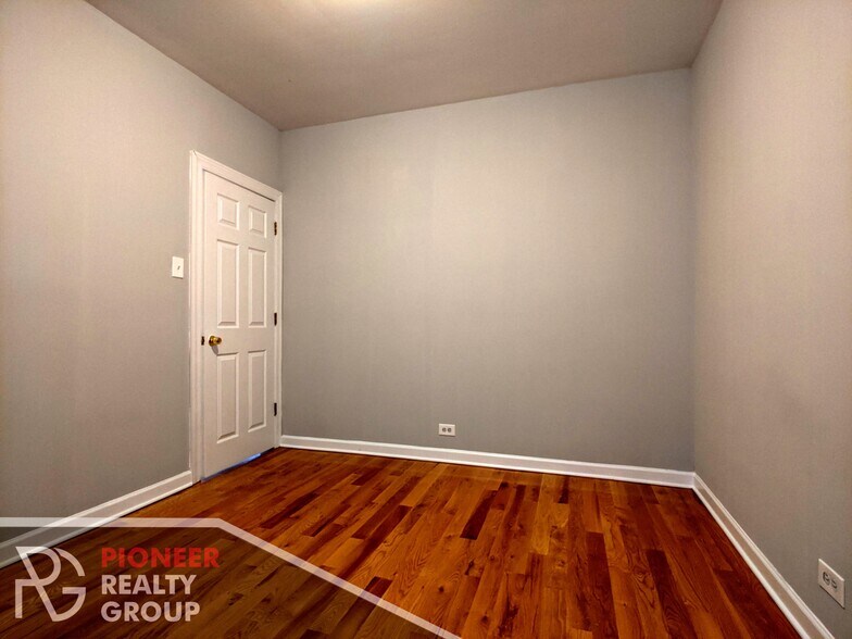 Building Photo - 3732 N Pine Grove Ave