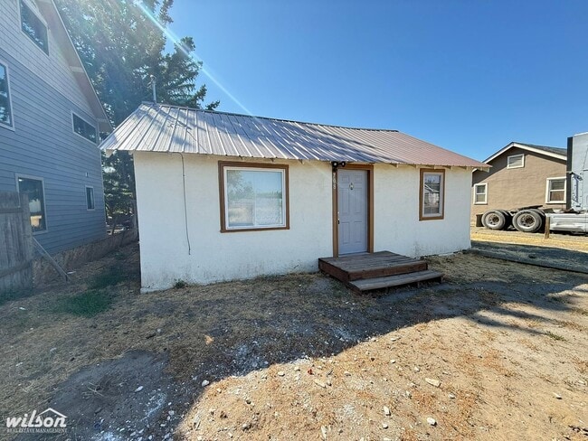 Building Photo - 3-Bedroom 1 - Bathroom Home Near Local Ame...