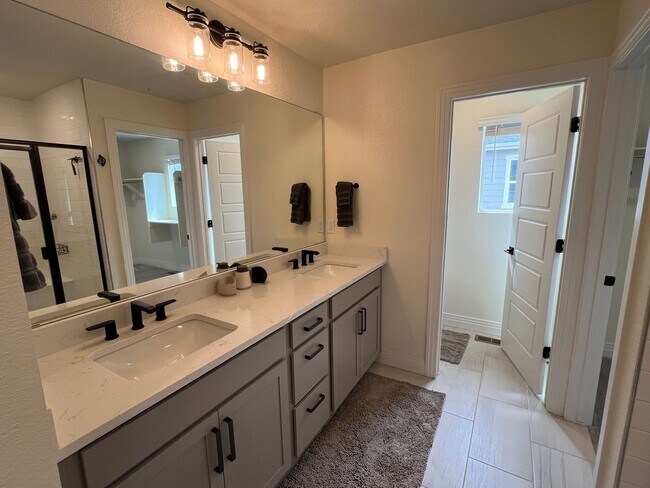 Building Photo - 2 story townhome in Registry Ridge