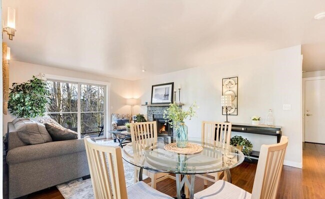 Building Photo - Luxurious, Bright and Meticulously Maintained 2 Bed and 2 Bath Condo