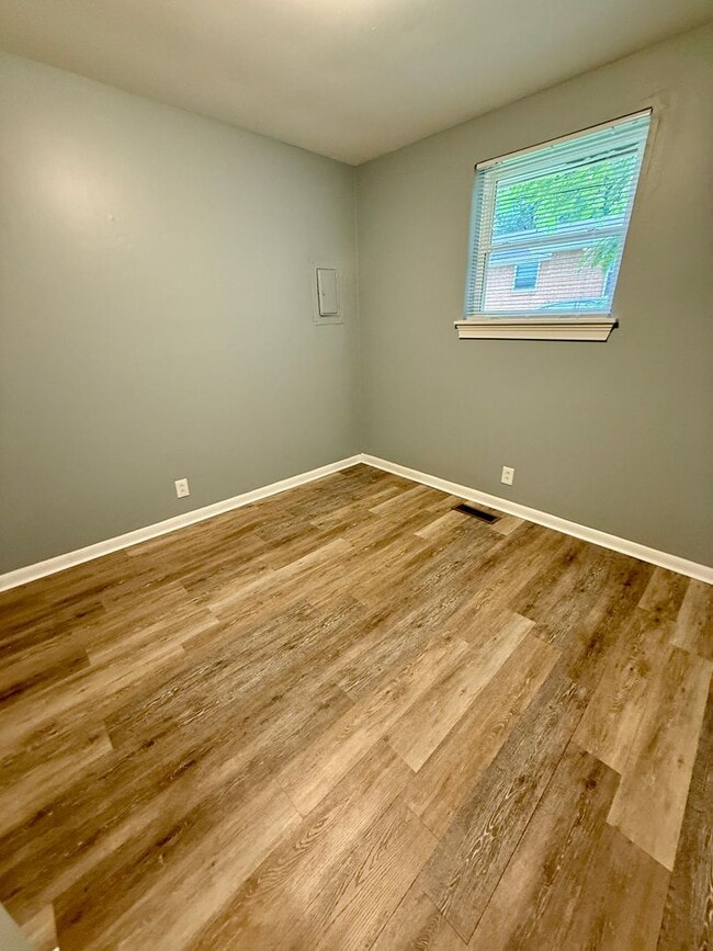 Building Photo - Cute Renovated Duplex in 37206 for $1500/Mo
