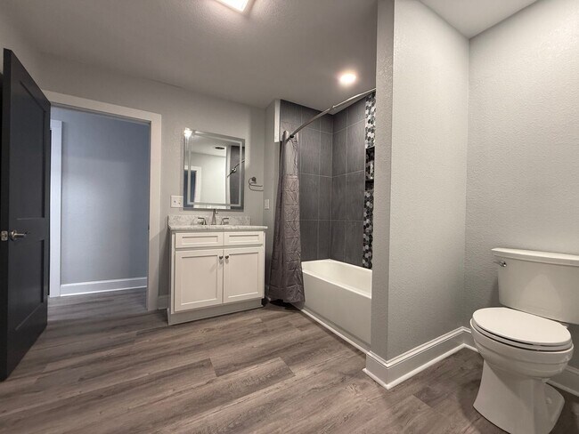 Building Photo - 313 E Bernard Ave