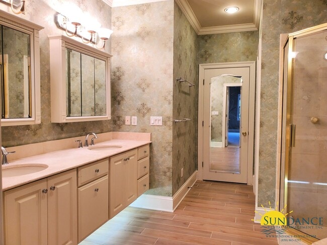 Building Photo - Stunning 3 Bedroom Waterfront Unit in Fort Walton!