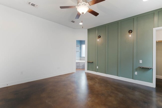 Building Photo - Kerrville, TX!  Country Charm with Modern Flair.