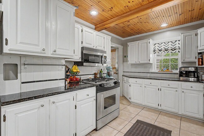 Building Photo - Fully Furnished Maple Ridge Home