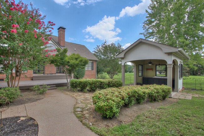 Building Photo - 4335 N Chapel Rd