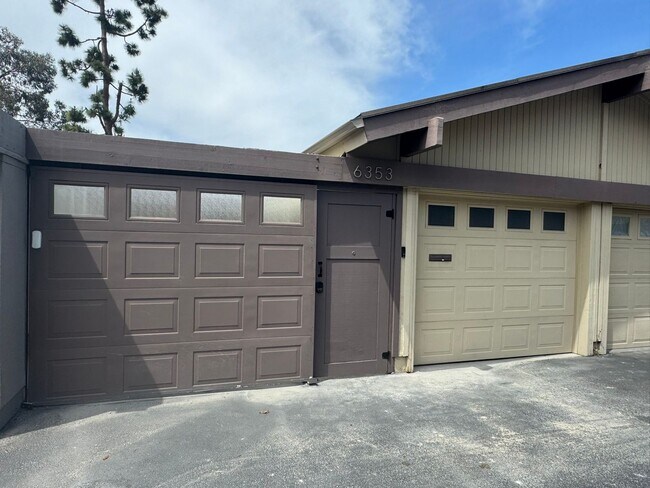 Building Photo - 3BD/2BA HOME w/ attached garage near USD/C...