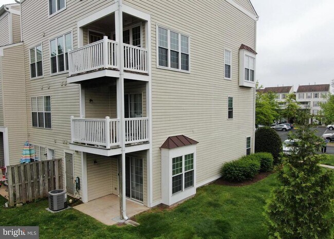 Building Photo - 46920 Courtyard Sq