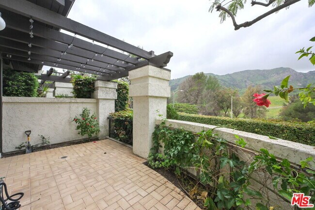 Building Photo - 1486 Palisades Dr