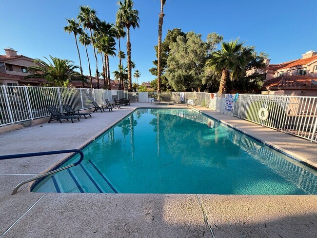 Building Photo - Stunning 3Bed/2Bath/2Car 1st Floor Condo with Private Yard, and Luxurious Amenities! $300 Off Mov...
