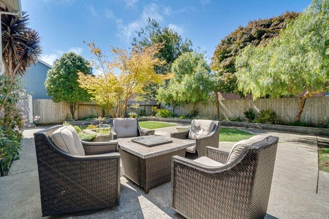 Building Photo - Spacious 4-Bedroom Home in Sought-After Lu...
