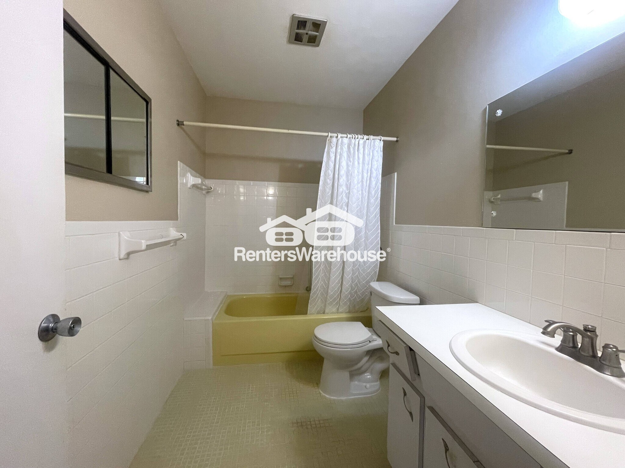 Building Photo - 2402 Ecuadorian Way