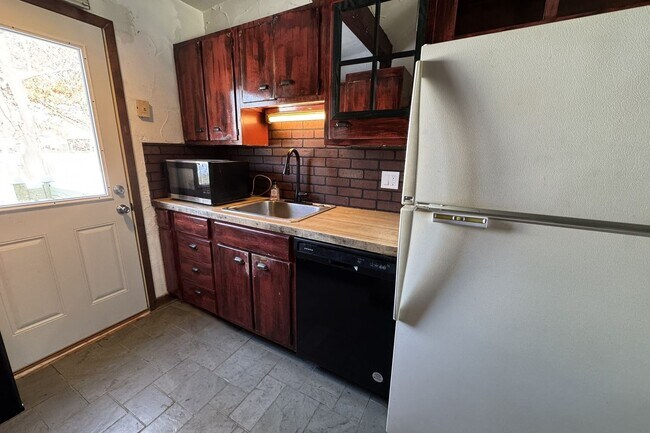 Building Photo - Central Ames Home Available Now