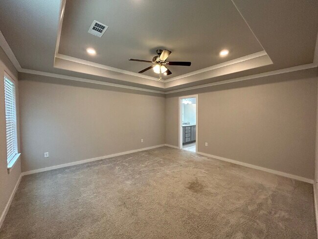 Building Photo - "Move in Special!! Half off first month's ...