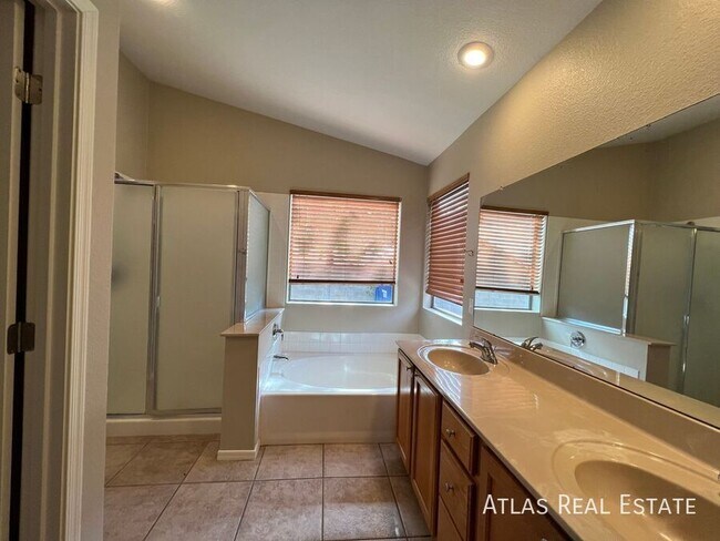 Building Photo - 3028 S Elinore Dr