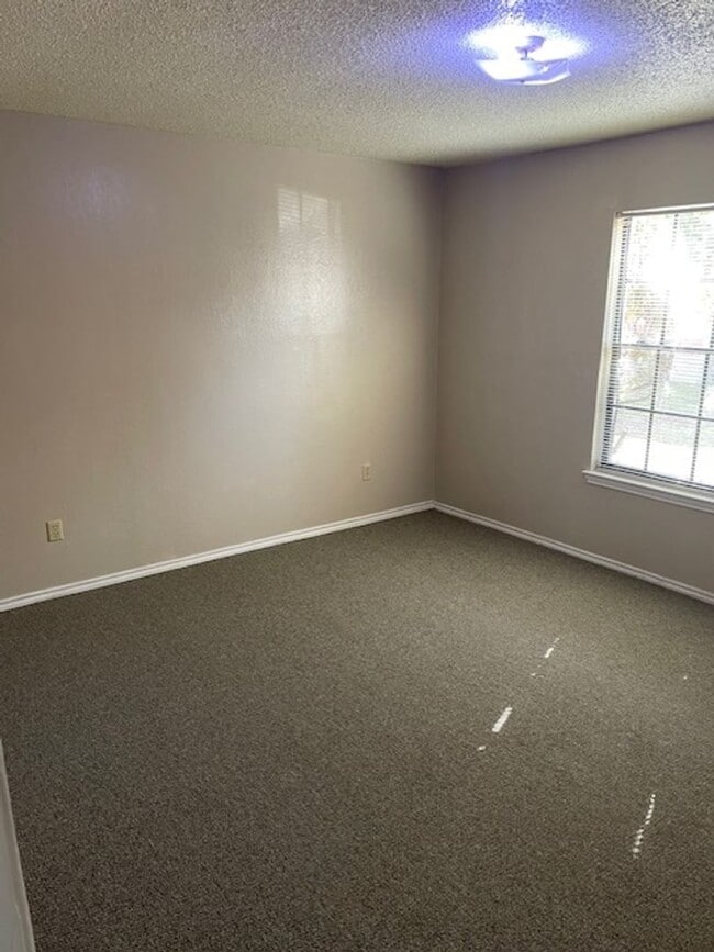 Building Photo - Spacious 2 Bedroom, 1 Bathroom Apartment